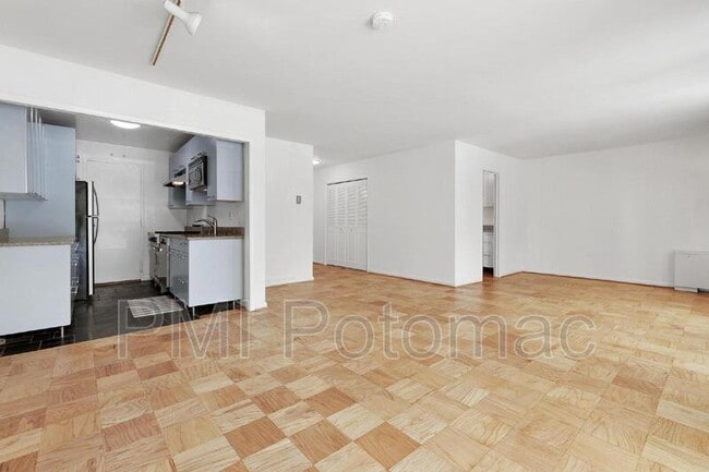 10201 Grosvenor Pl in Rockville, MD - Building Photo - Building Photo