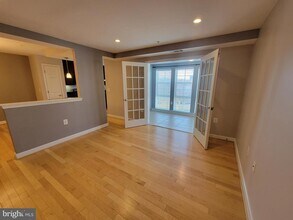 4151 S Four Mile Run Dr in Arlington, VA - Building Photo - Building Photo