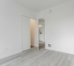 1704 W Glenlake Ave in Chicago, IL - Foto de edificio - Building Photo