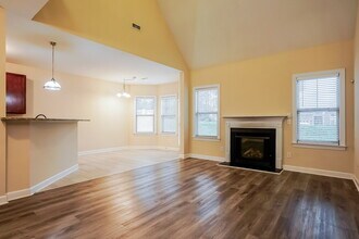 805 New Charleston Dr in Fuquay Varina, NC - Foto de edificio - Building Photo