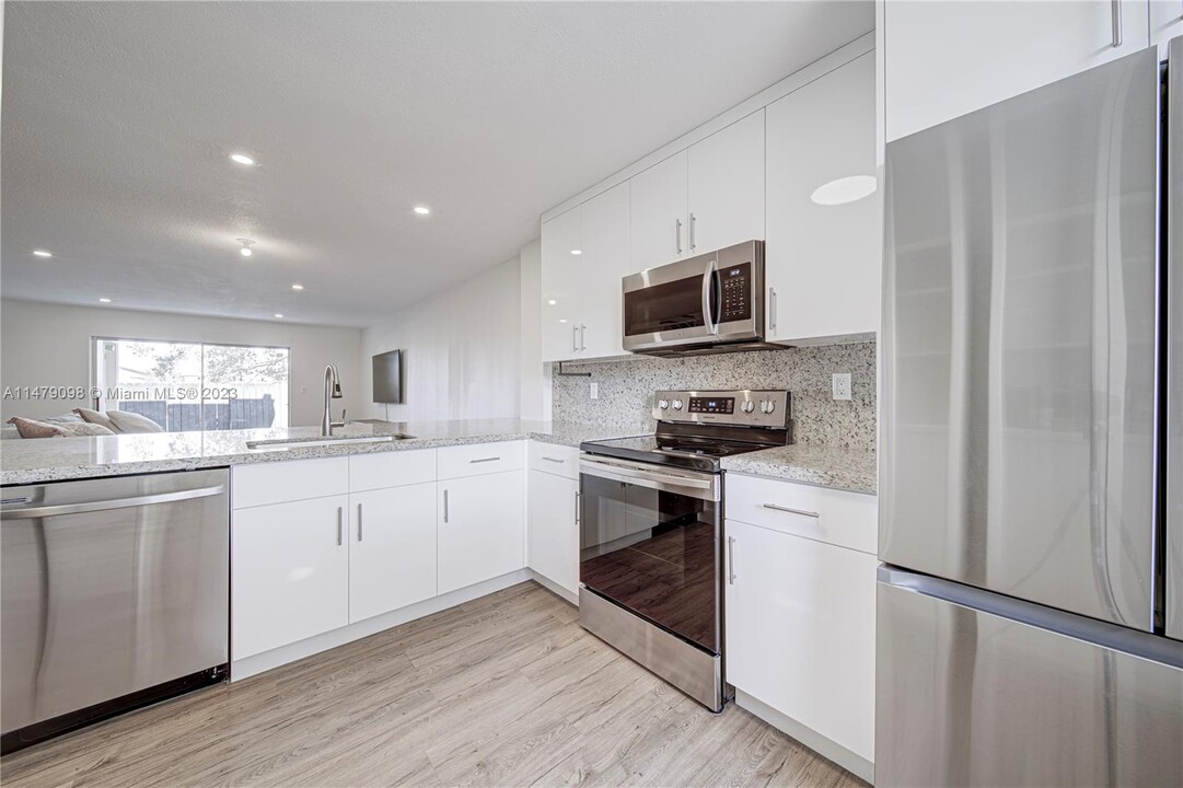 8329 SW 137th Ave in Miami, FL - Building Photo