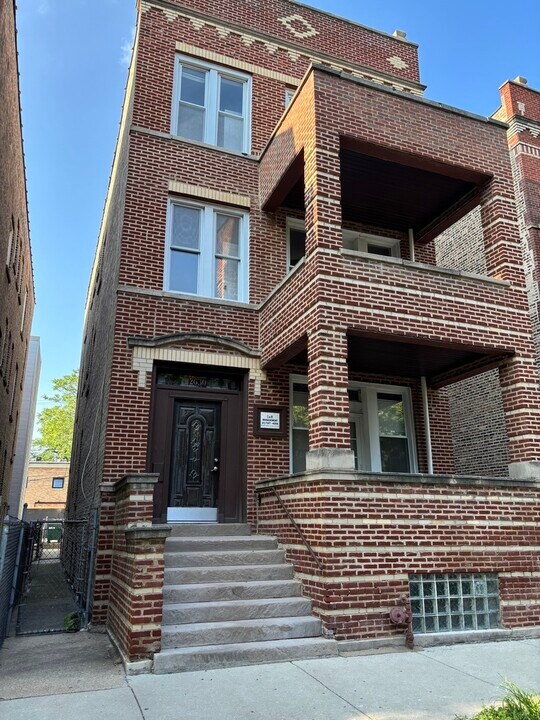 2630 W Iowa St in Chicago, IL - Building Photo