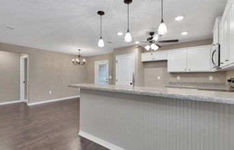 210 Wainwright Dr in Crestview, FL - Building Photo - Building Photo