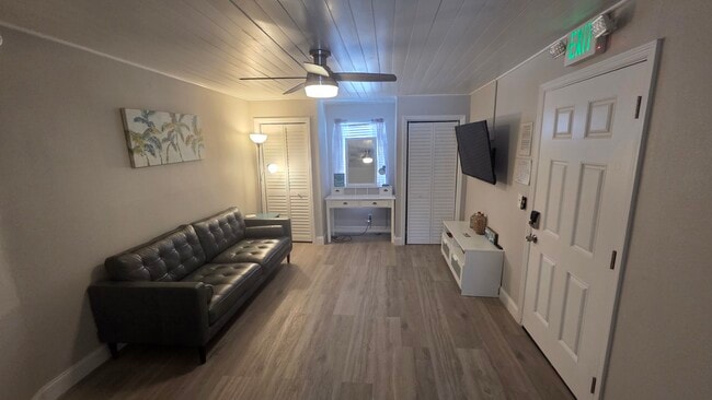 1524 6th St NW, Unit Upper in Largo, FL - Building Photo - Building Photo