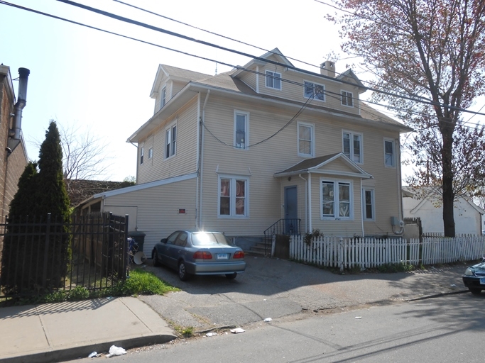 1042 Iranistan Ave in Bridgeport, CT - Building Photo