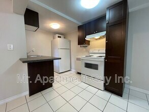 16 Kingsway Dr in Hamilton, ON - Building Photo - Building Photo