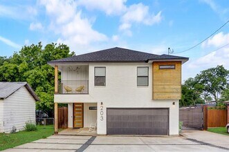 203 S Cockrell Hill Rd in Dallas, TX - Foto de edificio - Building Photo