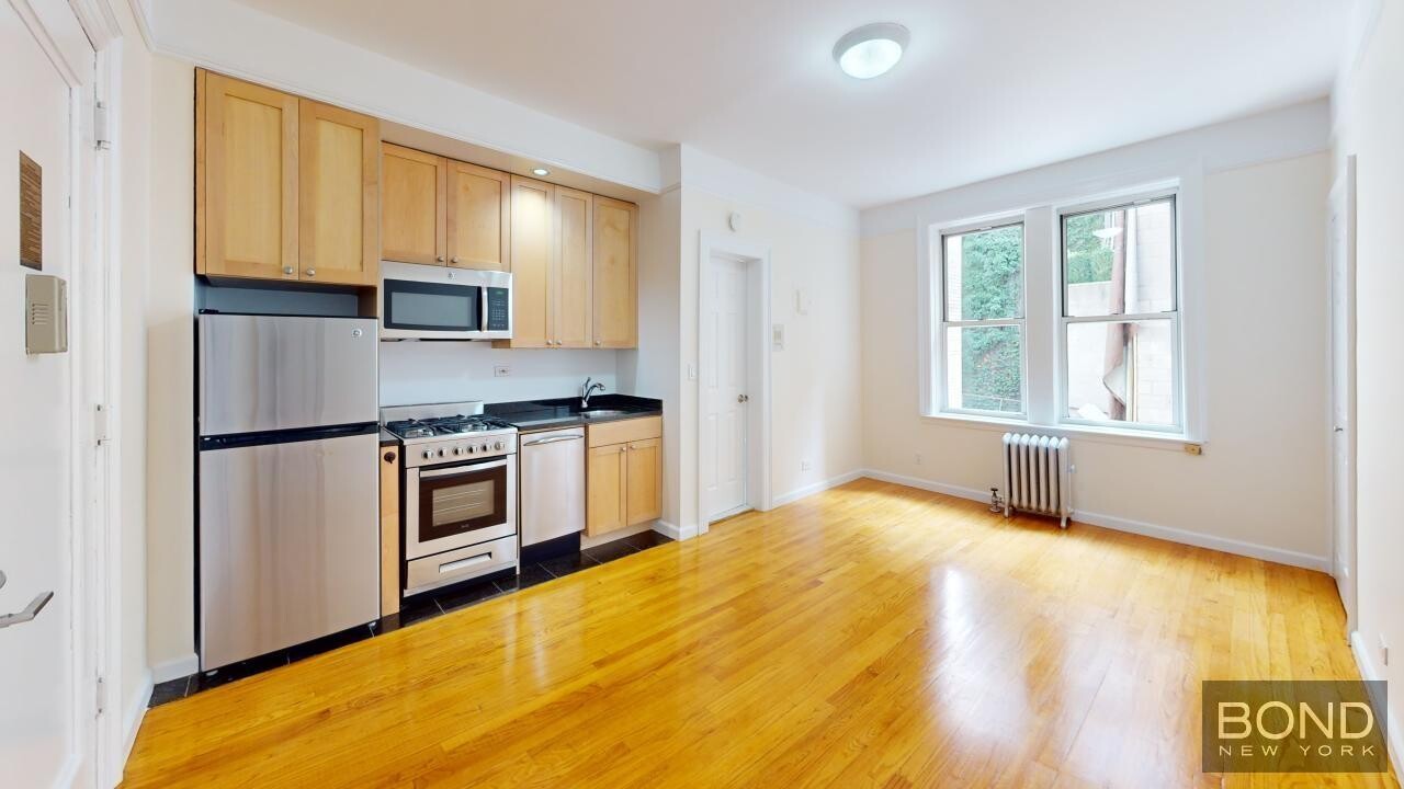 117 W 13th St in New York, NY - Building Photo