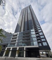 395 Square One Dr in Mississauga, ON - Building Photo