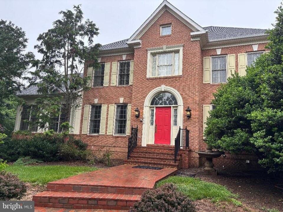 1066 Northfalls Ct in Great Falls, VA - Building Photo