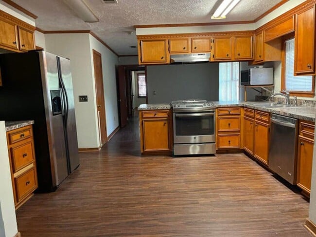 124 Clinton Cir in Jackson, MS - Building Photo - Building Photo