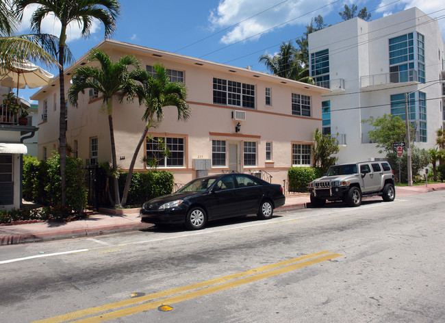 Malibu House in Miami Beach, FL - Building Photo - Building Photo