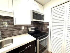 230 Lakeview Dr, Unit 307 in Weston, FL - Building Photo - Building Photo