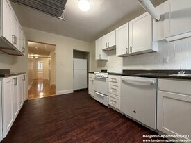7 Mount Hood Rd, Unit B in Boston, MA - Building Photo