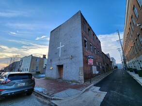 2117 E Fayette St in Baltimore, MD - Foto de edificio - Building Photo