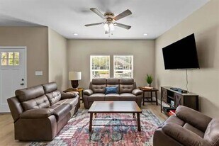 613 W Elm St in Denison, TX - Building Photo