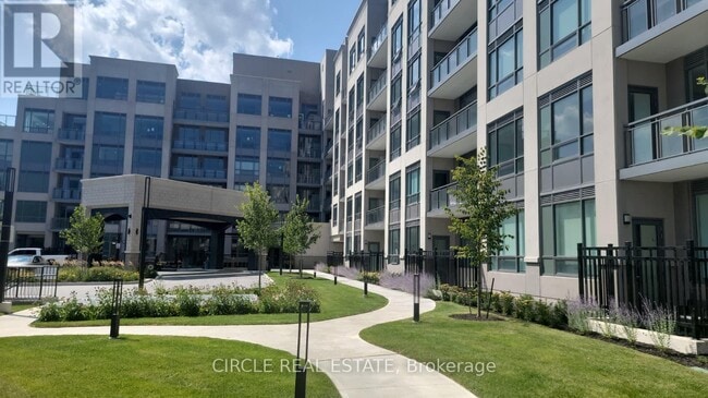 2075 King Rd in King City, ON - Building Photo - Building Photo