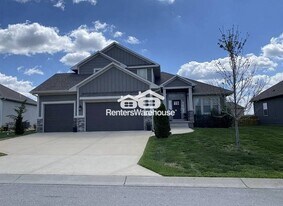 548 SE Colonial Dr in Blue Springs, MO - Building Photo