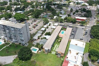 2121 Lakeview Dr in Sebring, FL - Foto de edificio - Building Photo