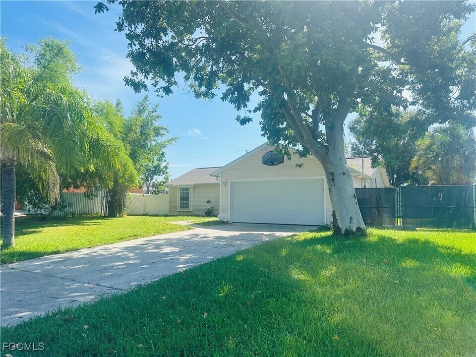 1421 SW 9th Ct in Cape Coral, FL - Foto de edificio