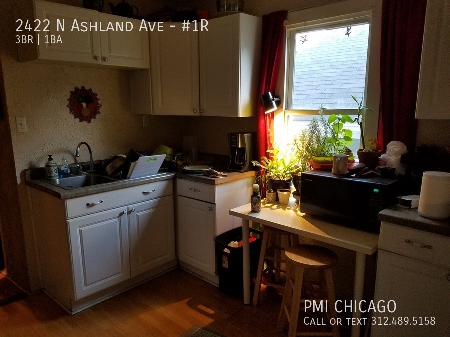 2422 N Ashland Ave in Chicago, IL - Foto de edificio