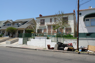 2951 Francis Ave in Los Angeles, CA - Building Photo - Building Photo