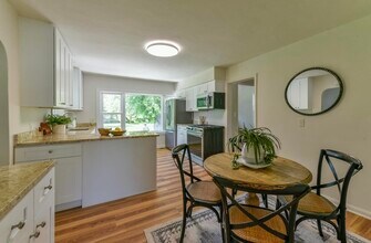 402 E Calumet Rd in Fox Point, WI - Building Photo - Building Photo