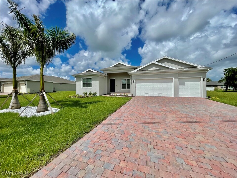 3040 SW 22nd Pl in Cape Coral, FL - Building Photo