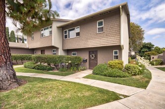 837 Amigos Way in Newport Beach, CA - Foto de edificio - Building Photo