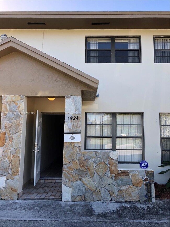 1624 NE 151st St in Miami, FL - Building Photo - Building Photo