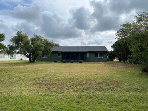 1422 SE Arenson Ln in Port St. Lucie, FL - Building Photo - Building Photo