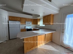 1400 Falcon Dr in Ammon, ID - Foto de edificio - Building Photo