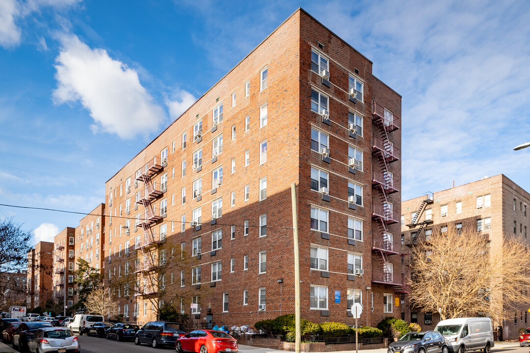 The Crestwood in Rego Park, NY - Foto de edificio