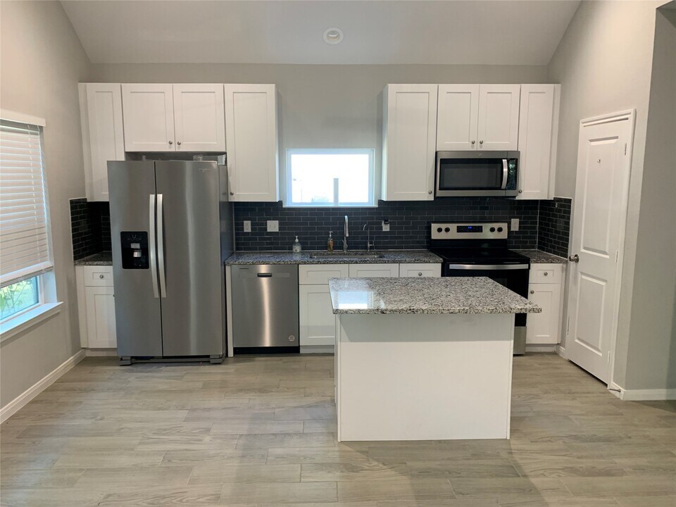 15772 Aspen Dr in Montgomery, TX - Building Photo
