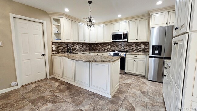 173 Colony Dr in Holbrook, NY - Building Photo - Building Photo