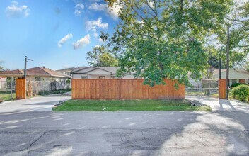 9414 Lanewood Dr in Houston, TX - Foto de edificio - Building Photo