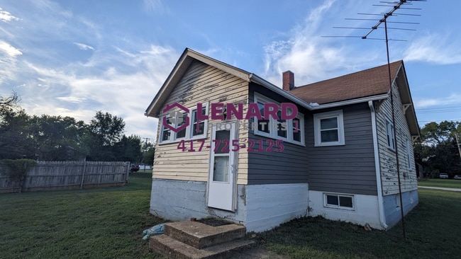 904 E Locust St in Bolivar, MO - Building Photo - Building Photo