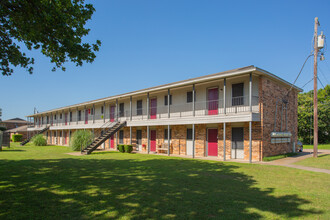 The Meadows Apartments in Waco, TX - Building Photo - Building Photo