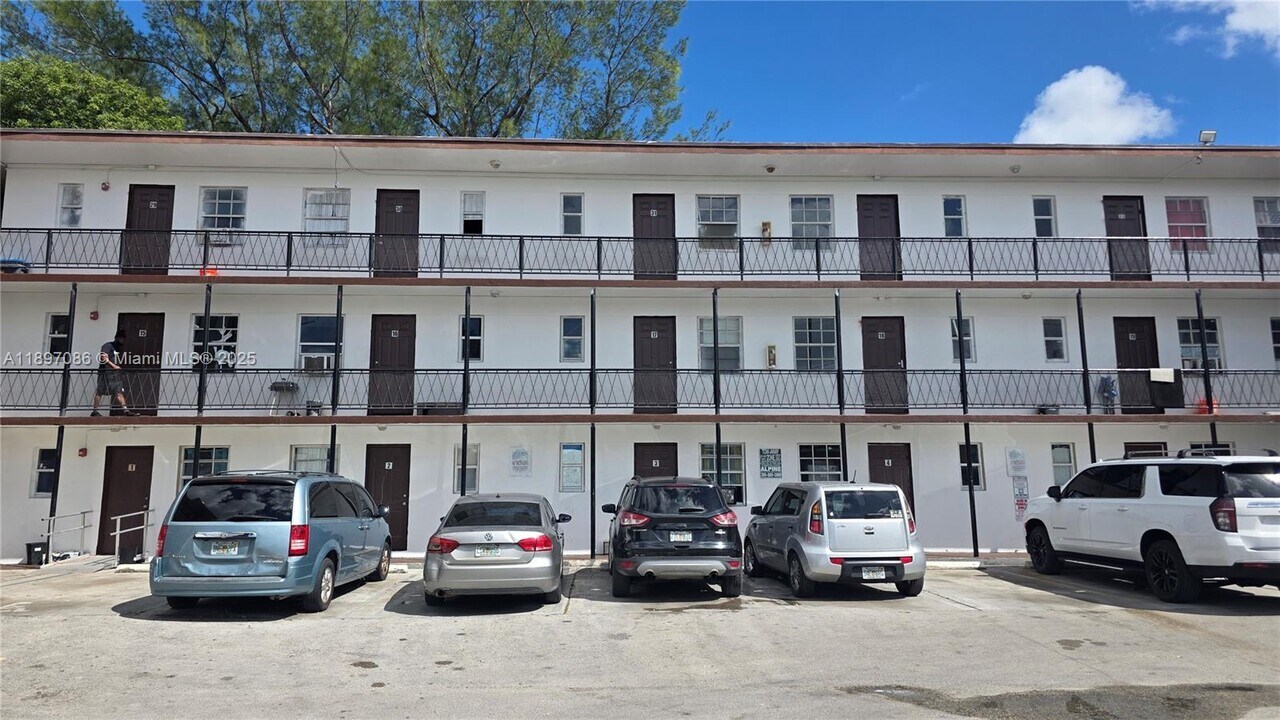 7001 NW 15th Ave in Miami, FL - Foto de edificio