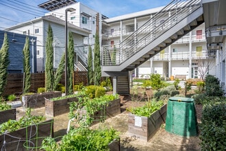 Lavender Courtyard in Sacramento, CA - Foto de edificio - Building Photo