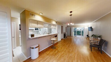 1970 Augusta Dr in Houston, TX - Building Photo - Building Photo