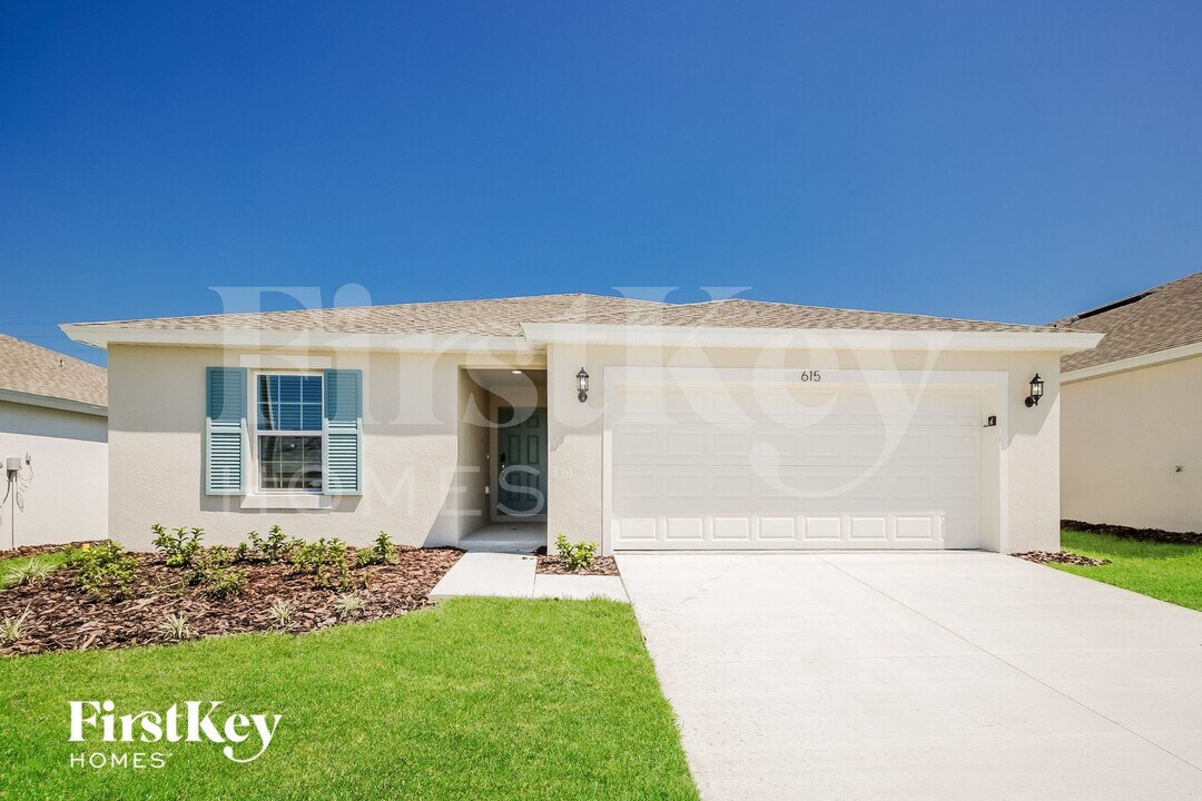 615 Lindbergh Wy in Davenport, FL - Building Photo