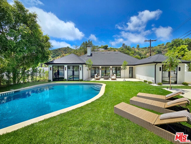 2288 Coldwater Canyon Dr in Beverly Hills, CA - Building Photo - Building Photo