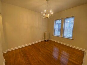 1345 1/2 W Touhy Ave in Chicago, IL - Building Photo - Building Photo