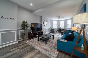 2002 W Cermak Rd in Chicago, IL - Building Photo