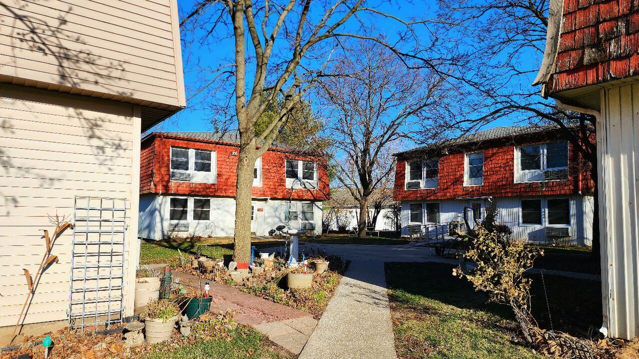 Country Manor Apartments in Hoopeston, IL - Building Photo