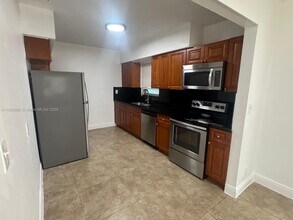 860 NE 164th St in North Miami Beach, FL - Building Photo - Building Photo