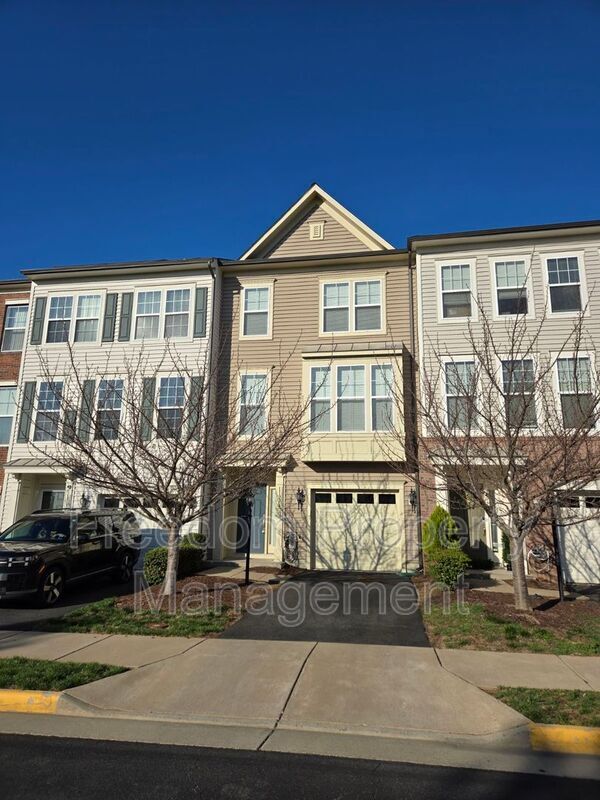 11974 Mirror Lk Ln in Linton Hall, VA - Building Photo - Building Photo