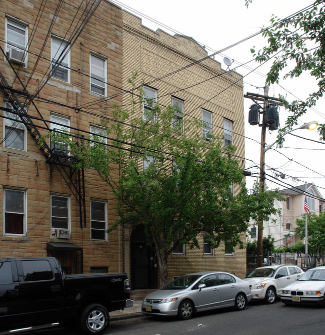 270 E Kinney St in Newark, NJ - Building Photo - Building Photo