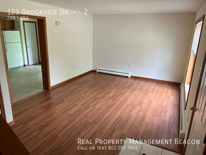 123 Brookside Dr in Hartford, VT - Foto de edificio - Building Photo